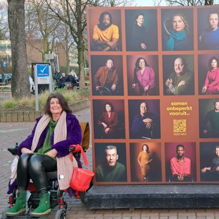 Pien voor een display van de expo Samen Onbeperkt Vooruit, waar zij ook deel van uitmaakt.